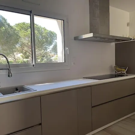 Avec Magnifique Piscine Et Grand Jardin, A 2 Pas Du Golf Et De La Villa