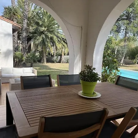 Avec Magnifique Piscine Et Grand Jardin, A 2 Pas Du Golf Et De La サン・シプリアン