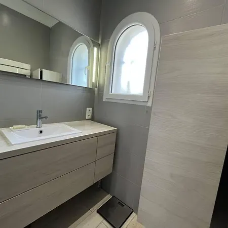 Avec Magnifique Piscine Et Grand Jardin, A 2 Pas Du Golf Et De La Villa *