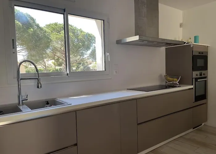 Avec Magnifique Piscine Et Grand Jardin, A 2 Pas Du Golf Et De La Villa