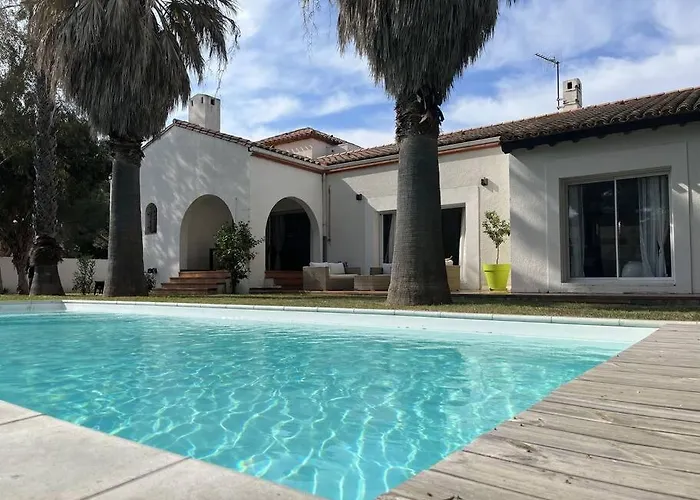 Villa Avec Magnifique Piscine Et Grand Jardin, A 2 Pas Du Golf Et De La