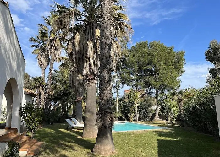 Villa Avec Magnifique Piscine Et Grand Jardin, A 2 Pas Du Golf Et De La *