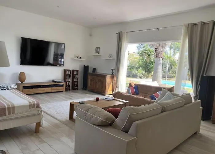 Villa Avec Magnifique Piscine Et Grand Jardin, A 2 Pas Du Golf Et De La *